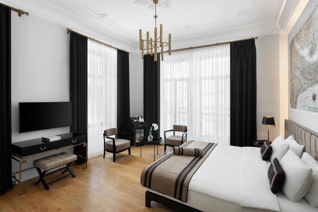 A bed or beds in a room at AKKA Lush Hotel Taksim