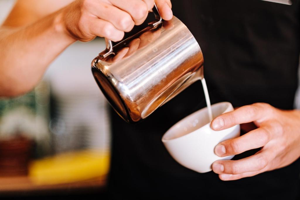 Příslušenství pro přípravu čaje a kávy v ubytování Le Coffee Ride Cycling Cafe