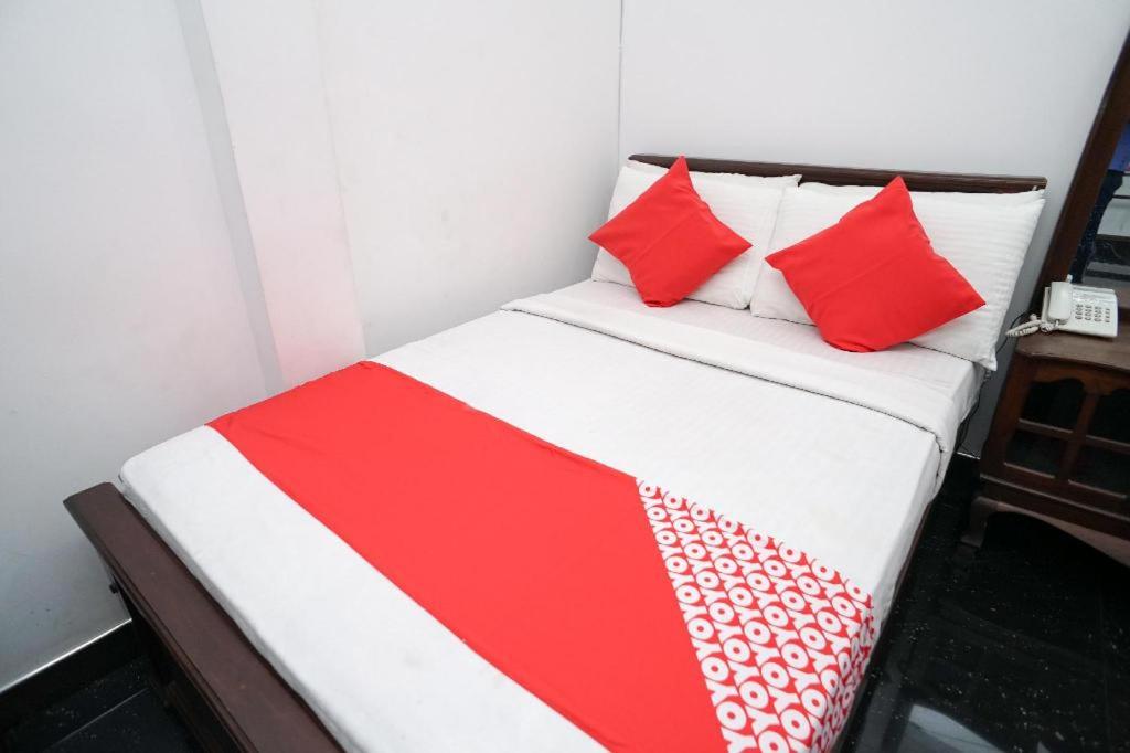 Postel nebo postele na pokoji v ubytování Shirantha Hotel