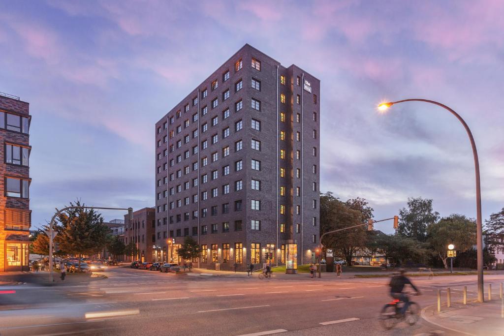 Jízda na kole v ubytování Holiday Inn - the niu, Bricks Hamburg Eppendorf by IHG nebo okolí