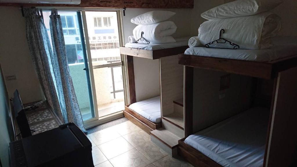 Postel nebo postele na pokoji v ubytování 馬公港精品旅宿包棟烤肉附設租車