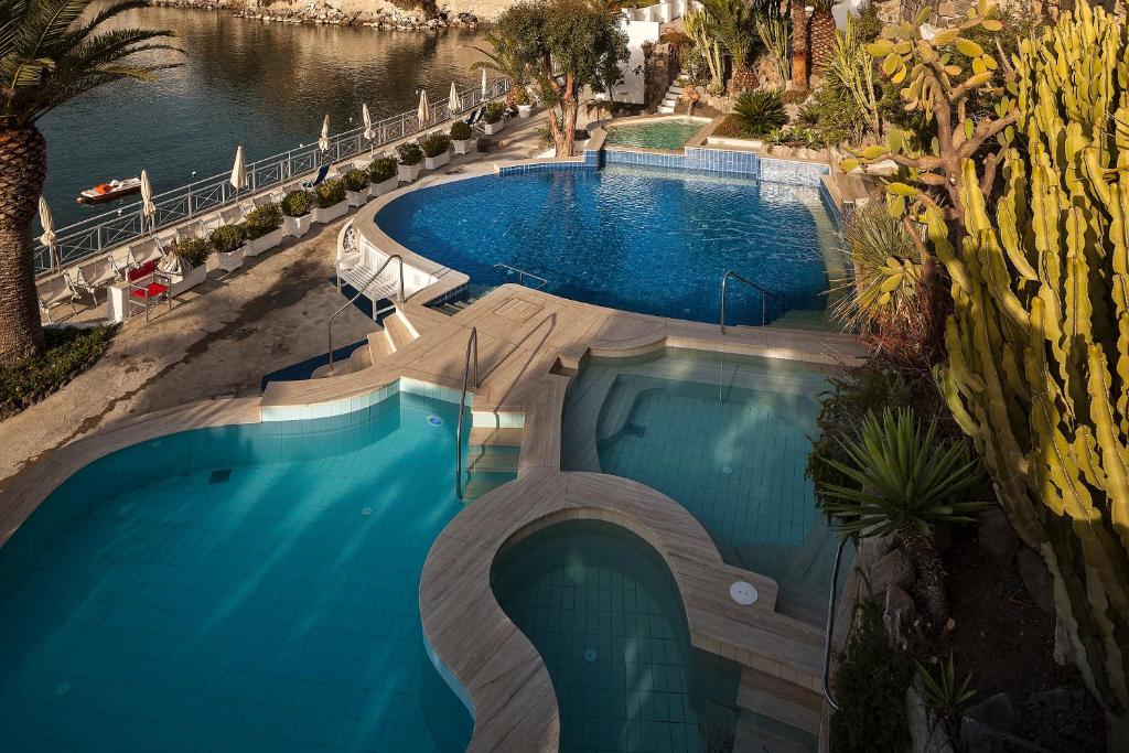 イスキアにあるLa Villa Resort & Spaのリゾート内のスイミングプールのオーバーヘッドビュー