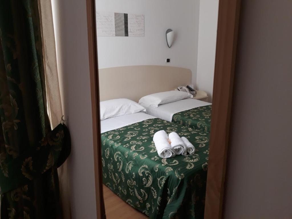 lustrzanym odbiciem sypialni z 2 łóżkami w obiekcie Hotel La Palazzina w mieście San Benedetto del Tronto