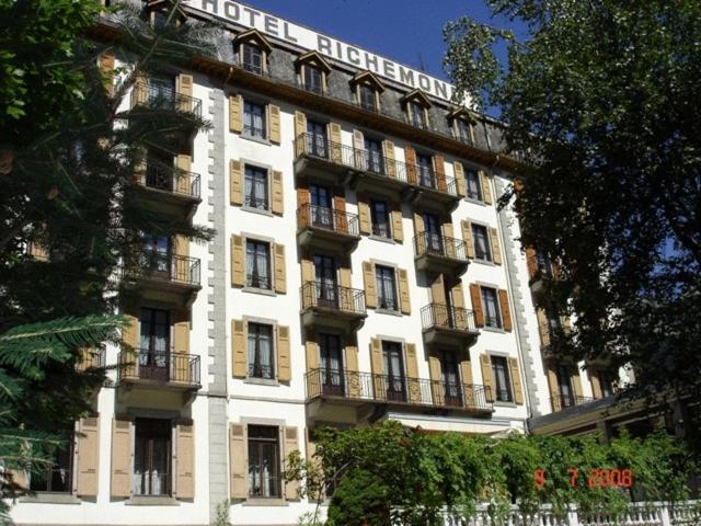 un gran edificio blanco con balcones. en Hôtel Richemond en Chamonix-Mont-Blanc