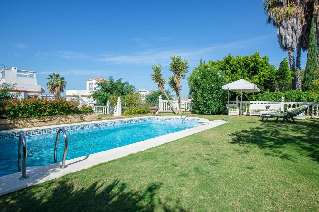 - une piscine dans la cour d'une maison dans l'établissement 4 bedrooms villa with sea view private pool and furnished terrace at Sanlucar de Barrameda 2 km away from the beach, à Sanlúcar de Barrameda