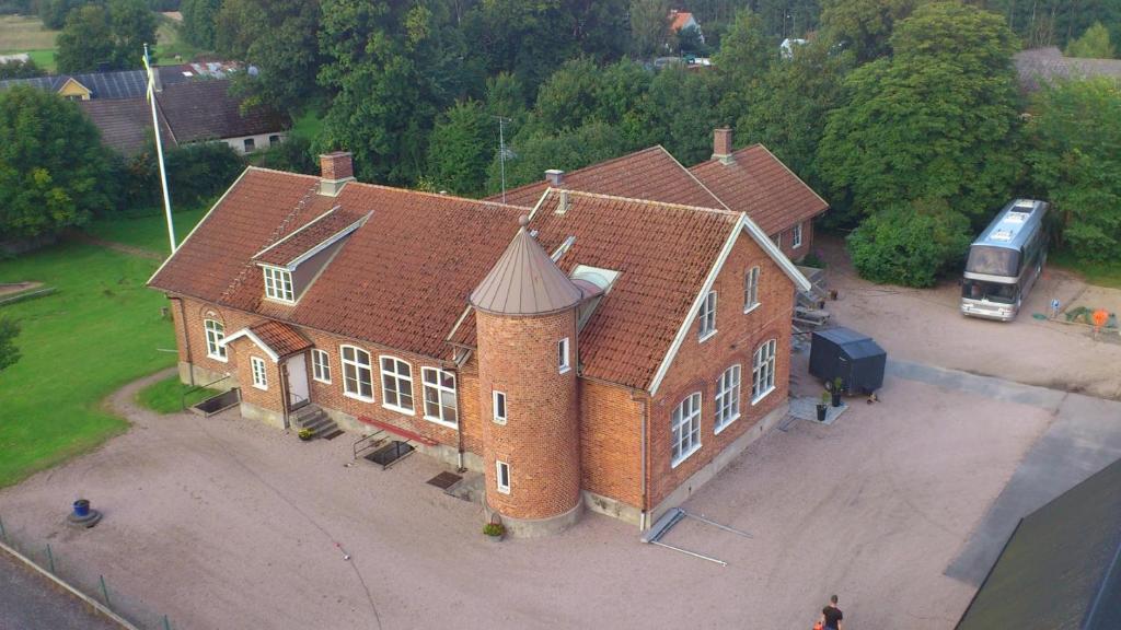 Skats uz naktsmītni Own apartment in village school from 1886 with private entrance no putna lidojuma