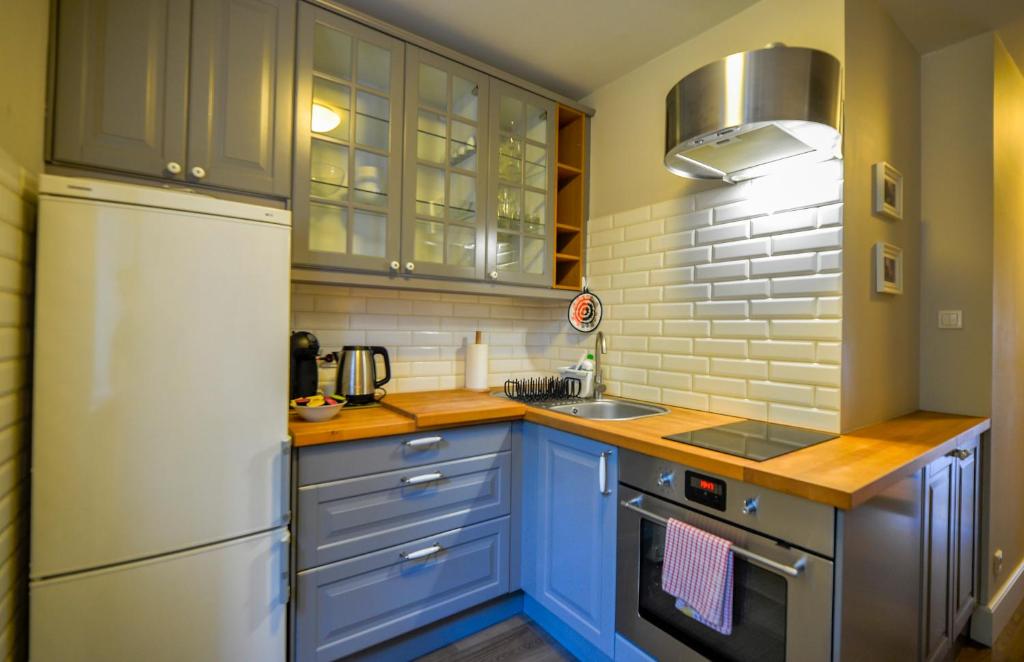 Kuchyňa alebo kuchynka v ubytovaní CITYSTAY Piwna Gdansk Apartment