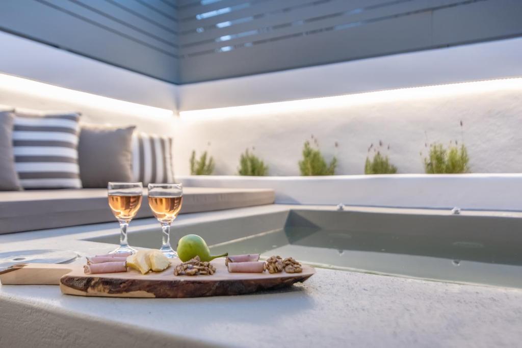 Nápoje v ubytování Lithos Luxury Suites