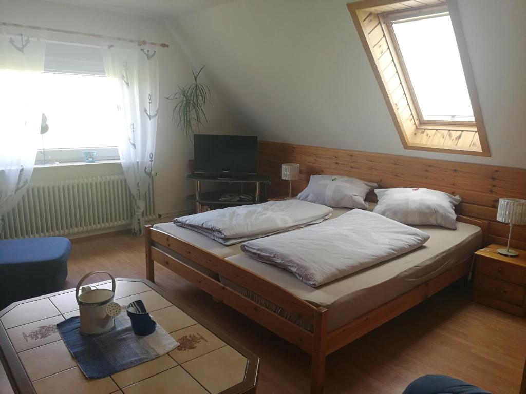 Postel nebo postele na pokoji v ubytování Ferienwohnung Möwe, Perle im Dreieck Bensersiel, Neuharlingersiel, Esens