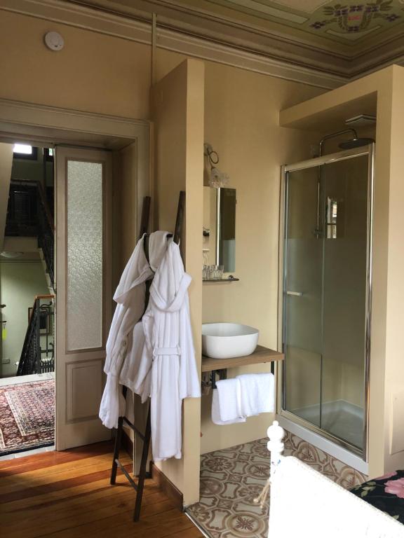 łazienka z ręcznikiem wiszącym na ścianie w obiekcie Villa il Maiale Bianco Bed & Breakfast w mieście San Fedele Intelvi