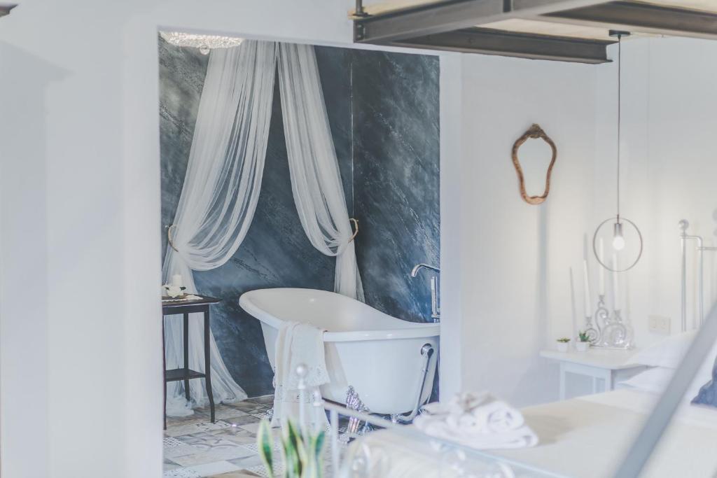 une salle de bain blanche avec une baignoire et un lavabo dans l'établissement Villa d'Orcia - Homelike Villas, à Castiglione dʼOrcia