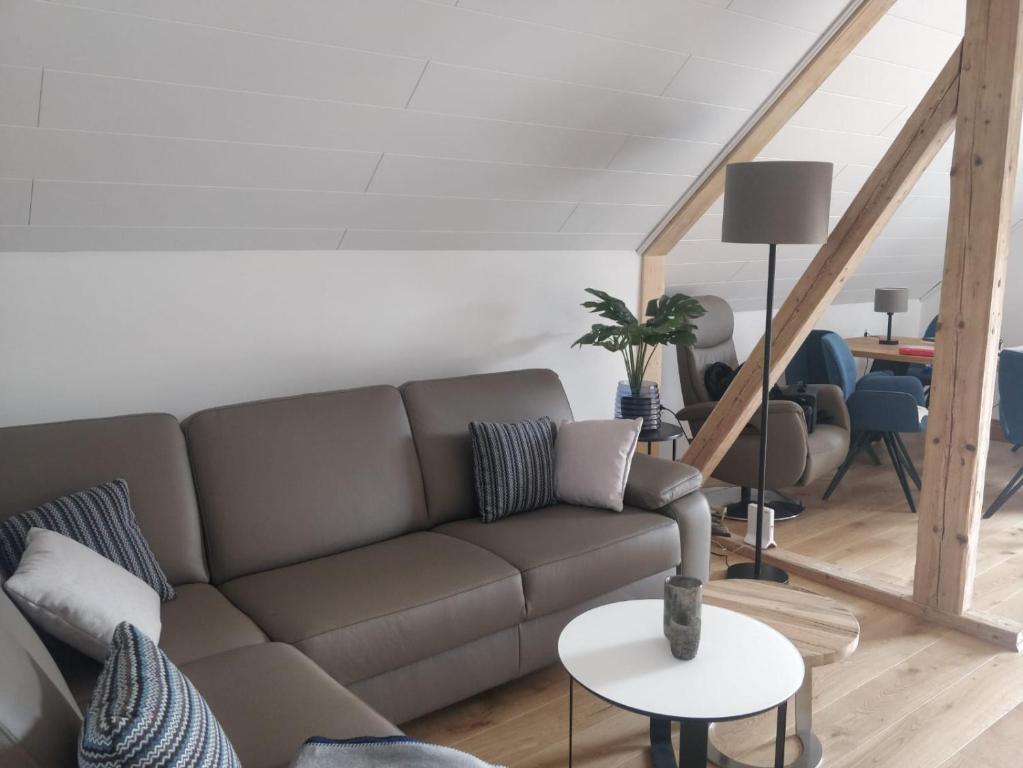 ein Wohnzimmer mit einem Sofa und einem Tisch in der Unterkunft Ferienwohnung goldener Mond in Mastershausen