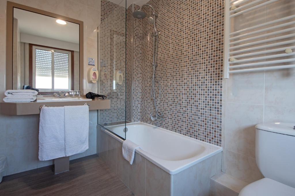 A bathroom at Hotel Carlos 96