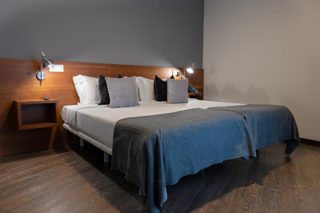 A bed or beds in a room at Hotel Carlos 96