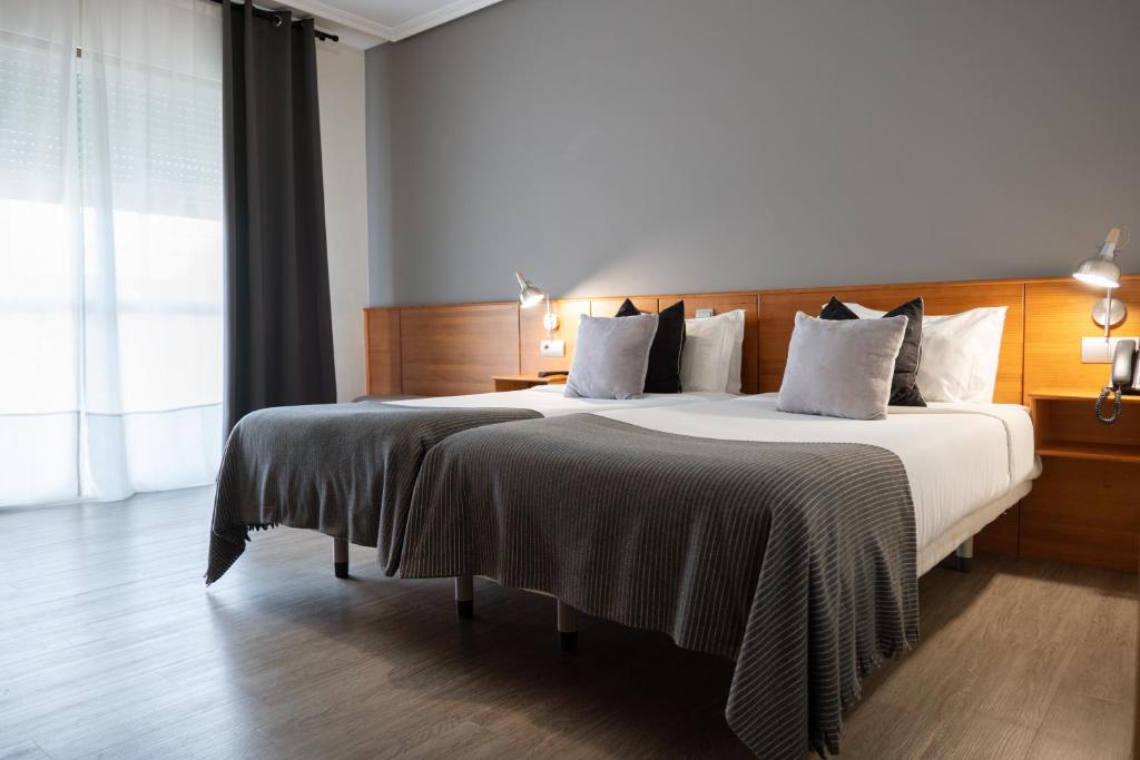 A bed or beds in a room at Hotel Carlos 96