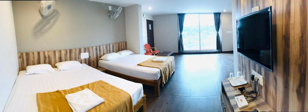Postel nebo postele na pokoji v ubytování Sharada Residency