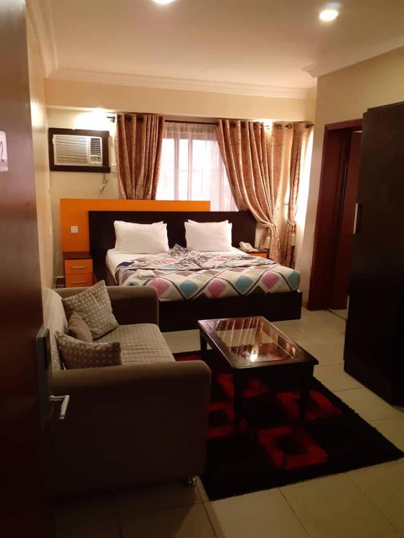 Postel nebo postele na pokoji v ubytování Alluring View Hotel - Toyin Sreet