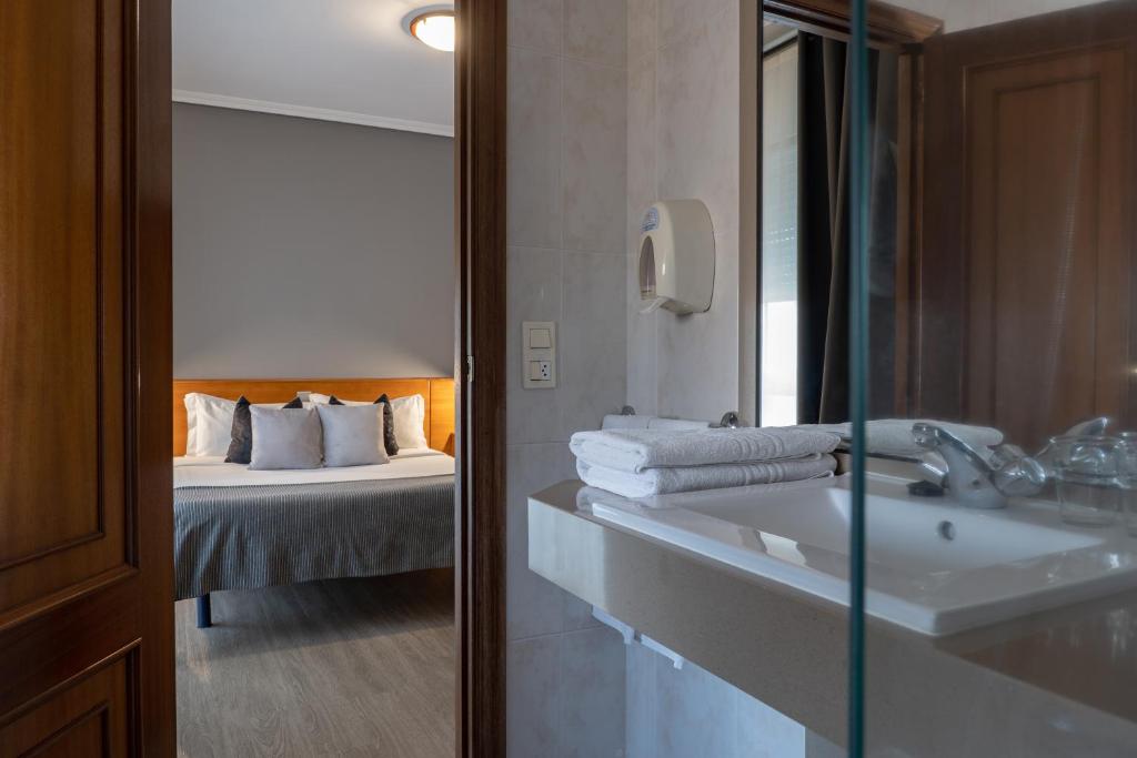 A bed or beds in a room at Hotel Carlos 96