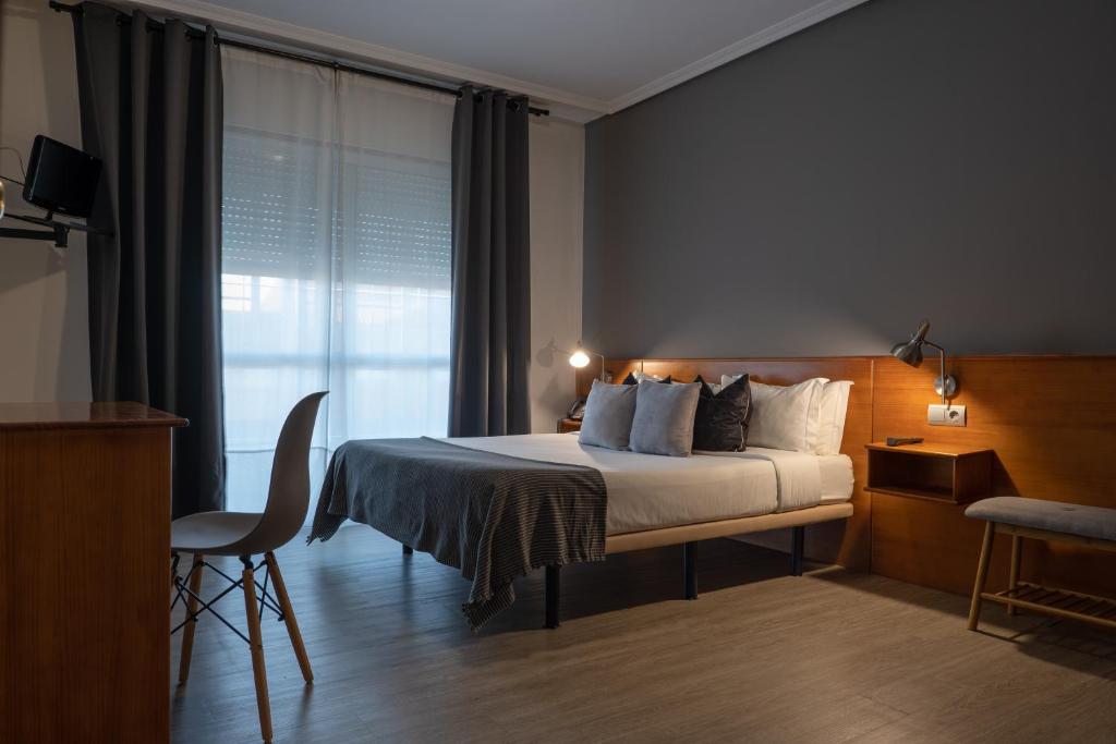 Cama o camas de una habitación en Hotel Carlos 96
