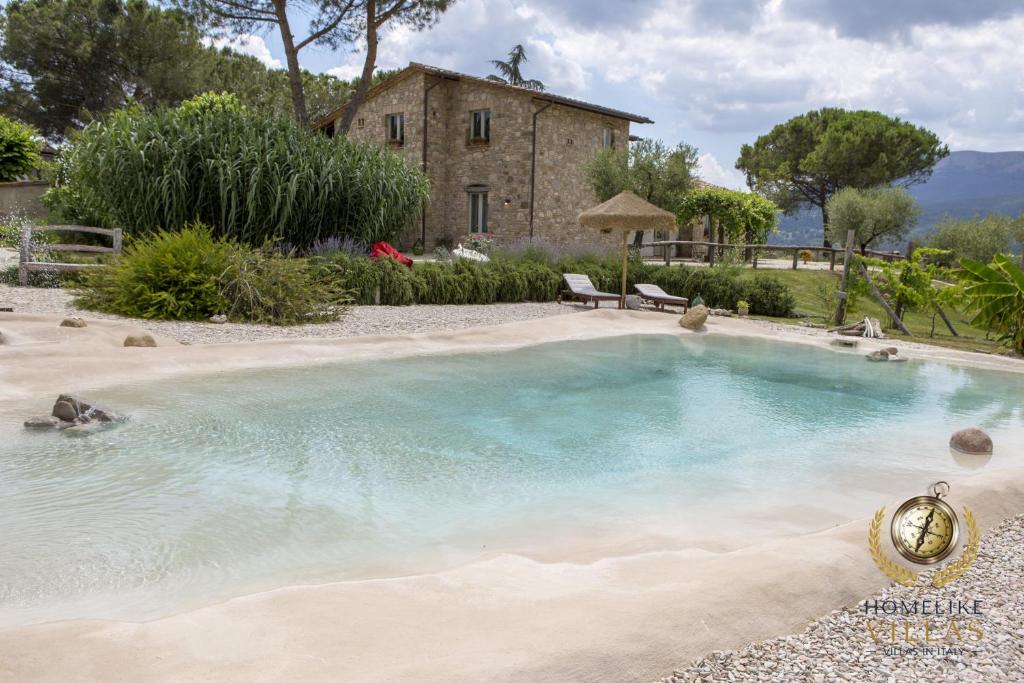 una piscina frente a una casa en Villa Il Segreto - Homelike Villas, en Vicolo Rancolfo