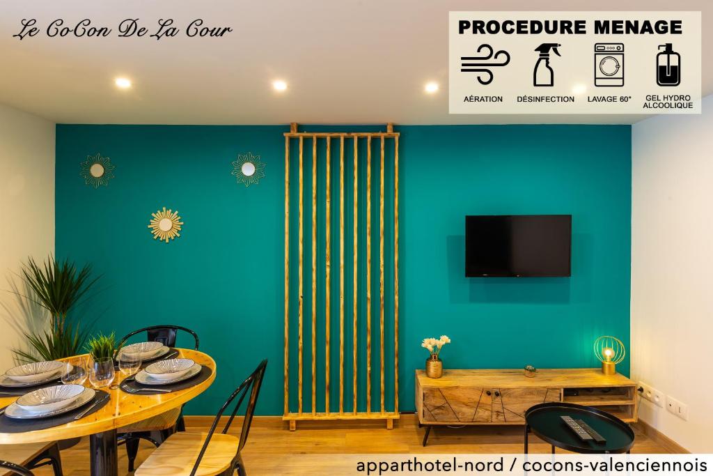 Le CoCon De La Cour في فالنسيان: غرفة طعام بجدران زرقاء وطاولة وكراسي