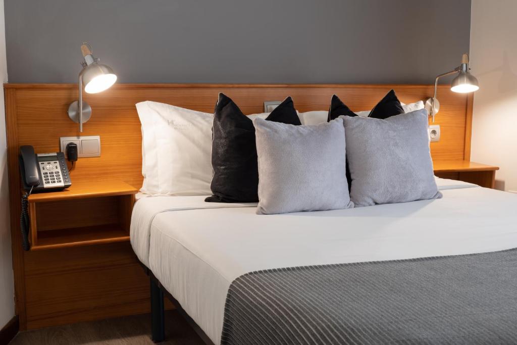 A bed or beds in a room at Hotel Carlos 96