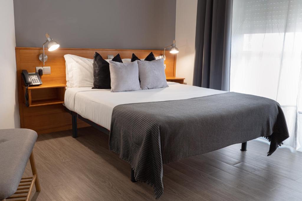 A bed or beds in a room at Hotel Carlos 96