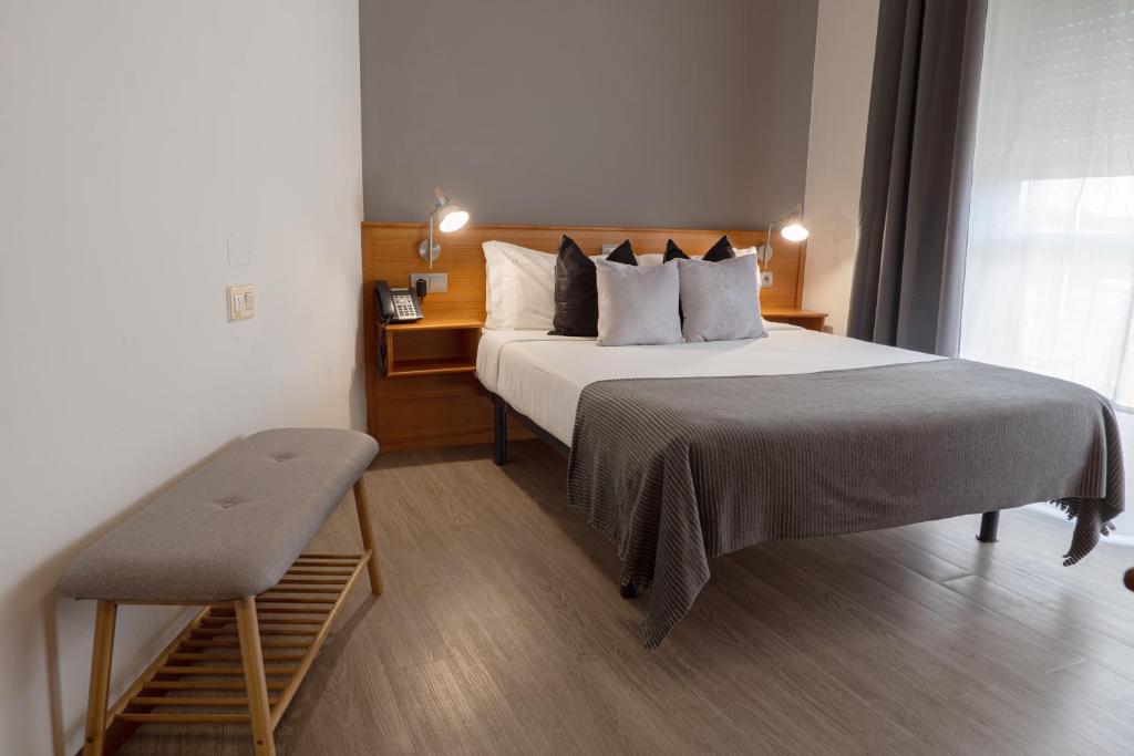 A bed or beds in a room at Hotel Carlos 96