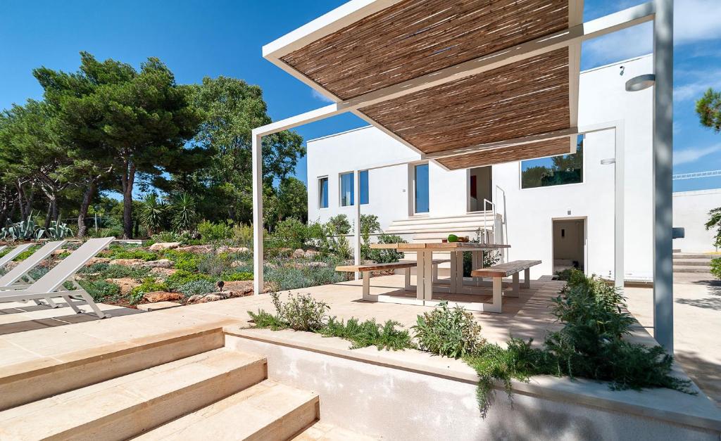 dom ze stołem piknikowym i ławkami w obiekcie Villa Calipso - Homelike Villas w mieście Nardò