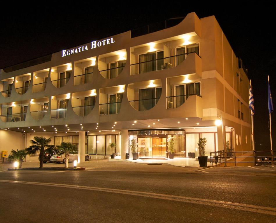 Egnatia City Hotel & Spa في كافالا: فندق في الليل مع انارته
