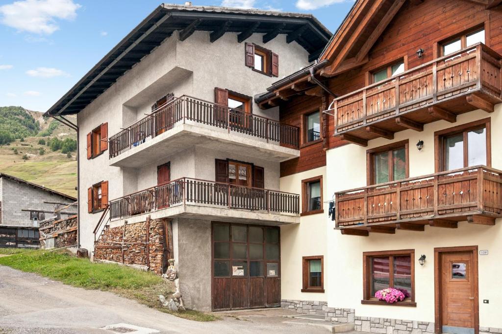 リヴィーニョにあるComfortable Apartment in Livigno with Balconyの側面にバルコニーがある建物
