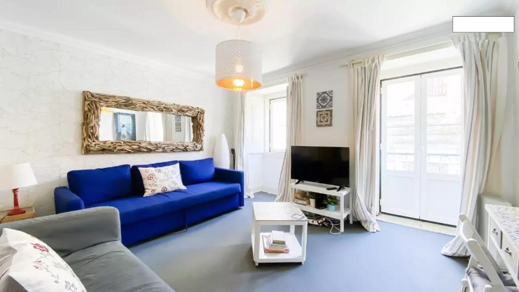 リスボンにあるBairro Alto - 4 Bedroom Apartmentのリビングルーム(青いソファ、テレビ付)