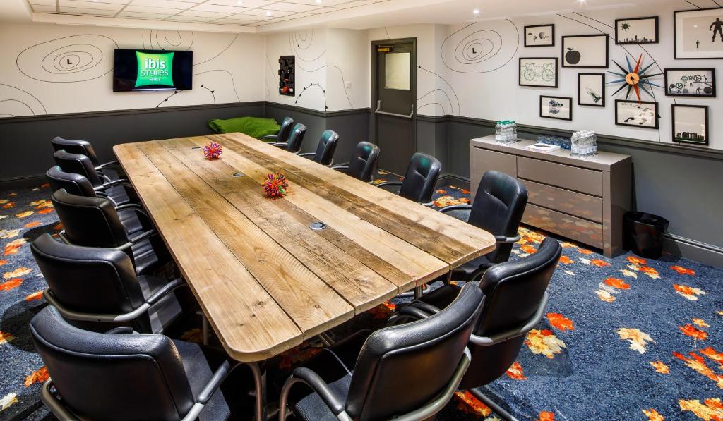 Бизнес-центр и/или конференц-зал в ibis Styles Manchester Portland