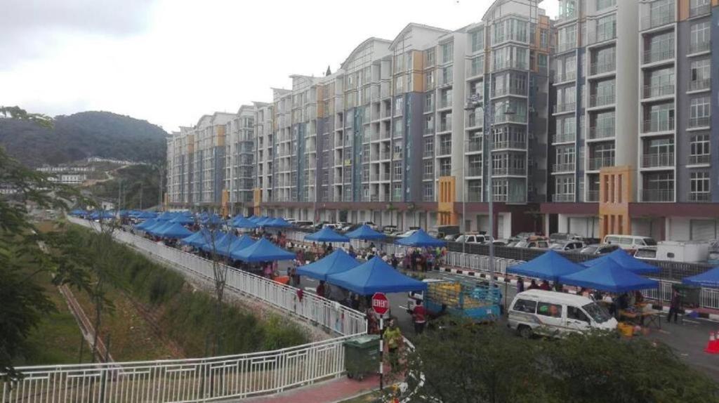 eine Reihe blauer Regenschirme vor einem großen Gebäude in der Unterkunft Mariana Barrington Square Goldenhills Pasar Malam Cameron Highlands in Cameron Highlands