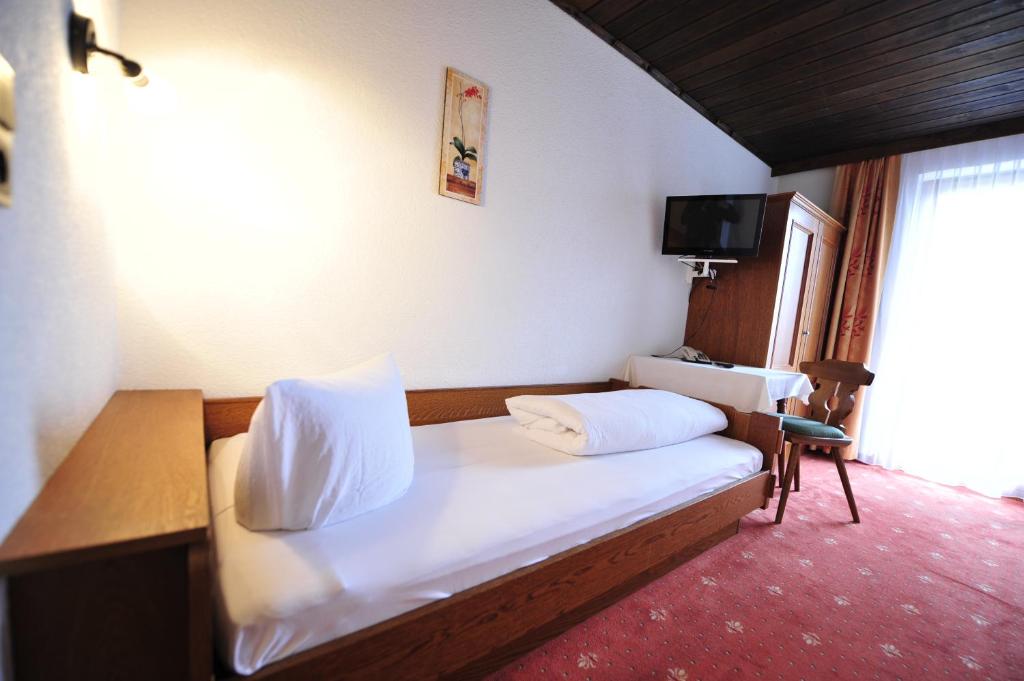Postel nebo postele na pokoji v ubytování Hotel Galtürerhof inklusive Silvrettacard Premium