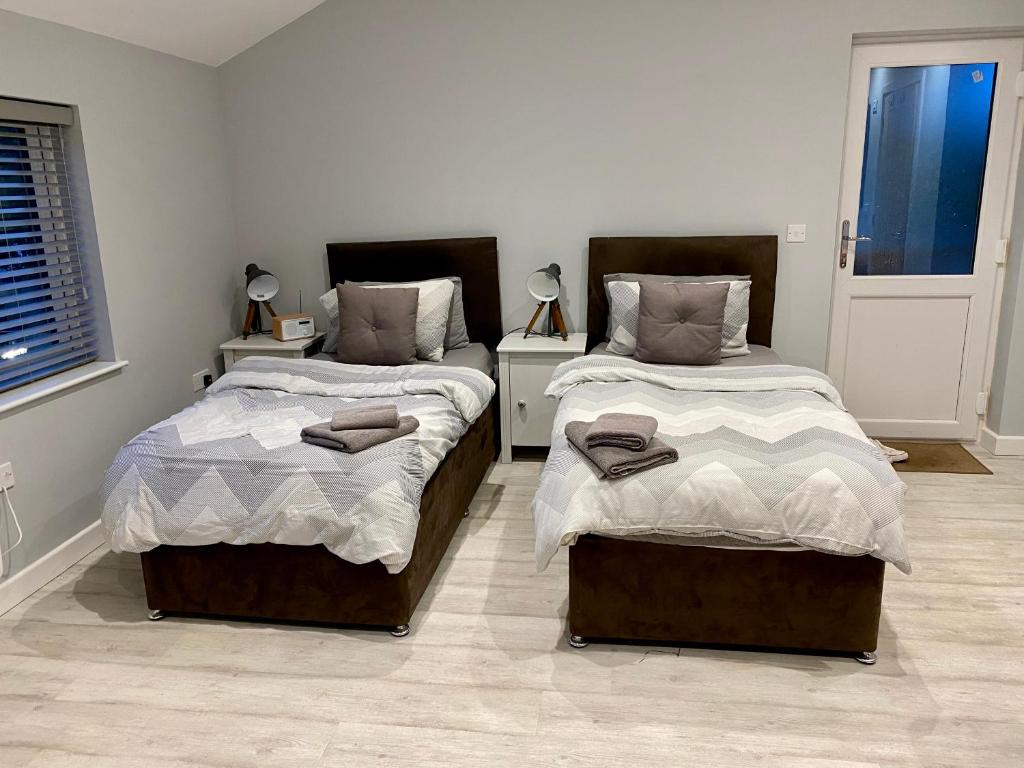 A bed or beds in a room at Southernwood - Garden Lodge 14