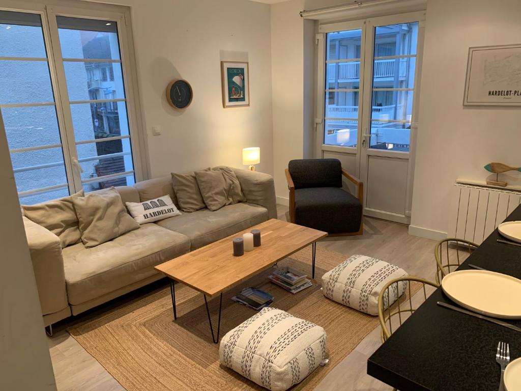 a living room with a couch and a table at Appartement familial plein centre Hardelot Plage in Hardelot-Plage