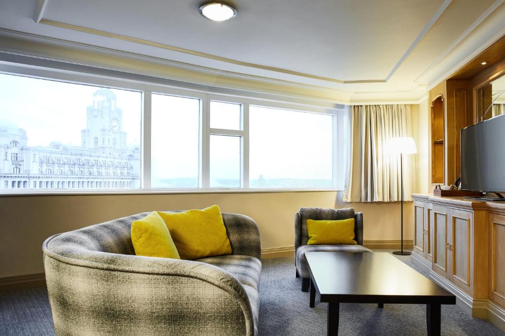 TV a/nebo společenská místnost v ubytování Mercure Liverpool Atlantic Tower Hotel