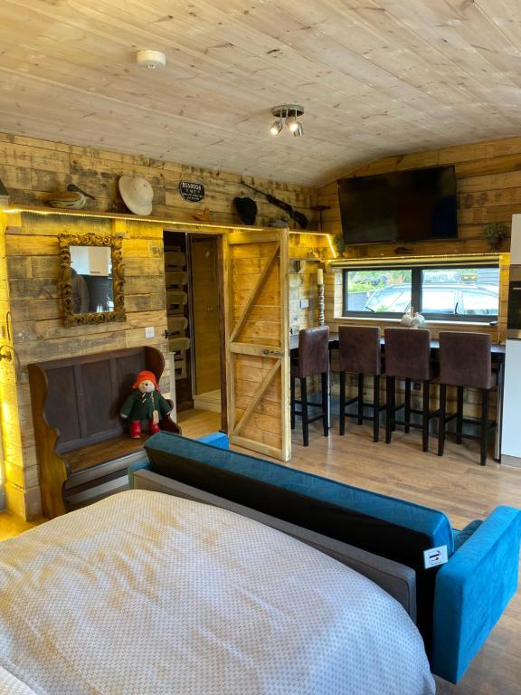 a room with a bed and a dining room at Willow Court Farm Studio East & Petting Farm, 8 mins to Legoland & Windsor, 15 mins to Lapland UK in Windsor