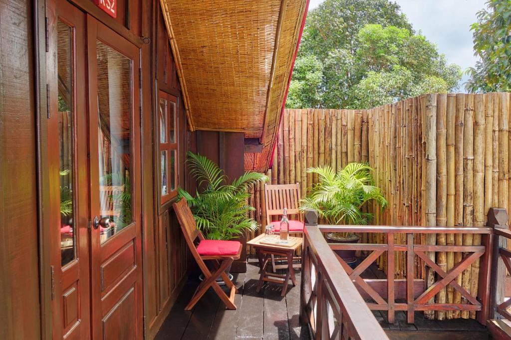 Ein Balkon oder eine Terrasse in der Unterkunft Sok San Beach Resort