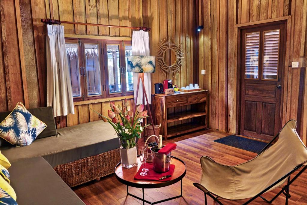Ein Sitzbereich in der Unterkunft Sok San Beach Resort