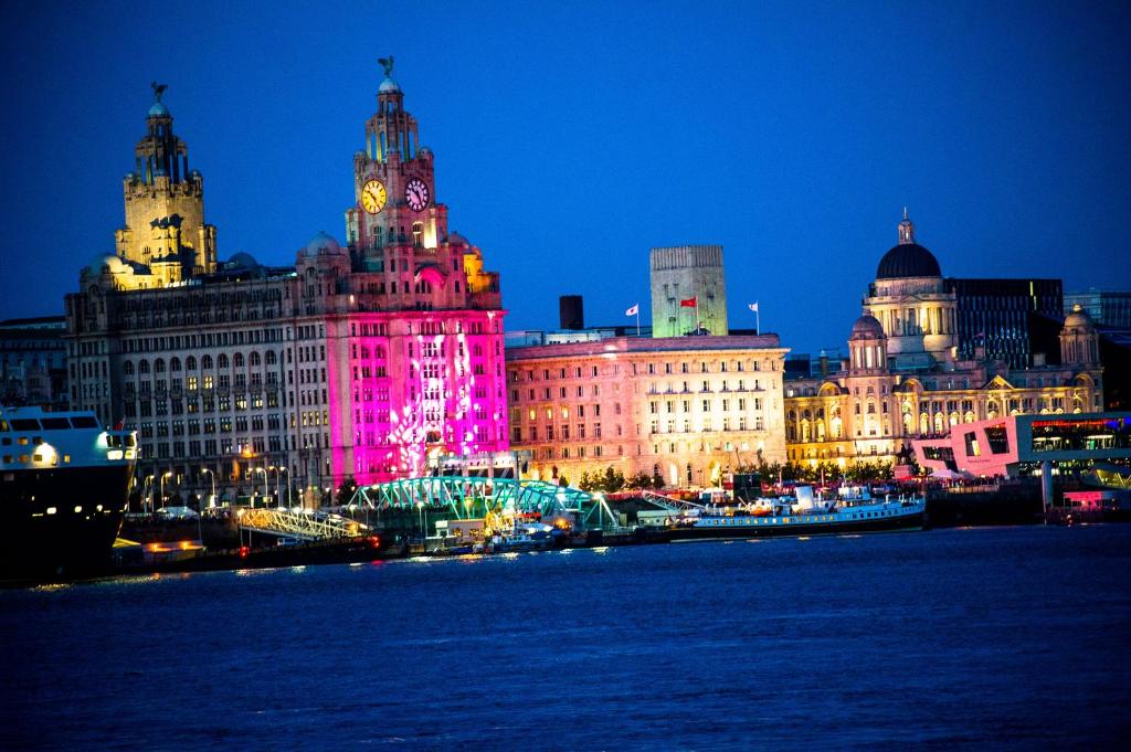 Nespecifikovaný výhled na destinaci Liverpool nebo výhled na město při pohledu z hotelu