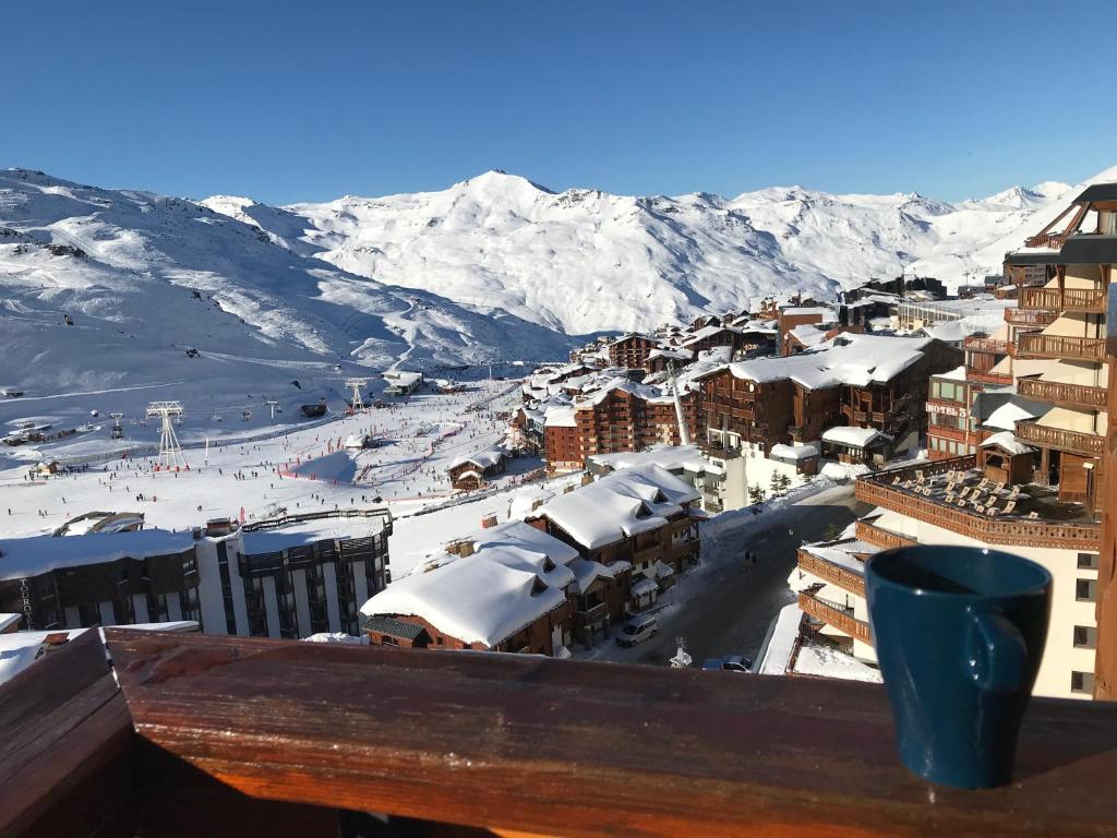 a view of a town with snow covered mountains at Résidence Dome de Polset - Studio 2 adultes et 2 enfants - Wifi in Val Thorens