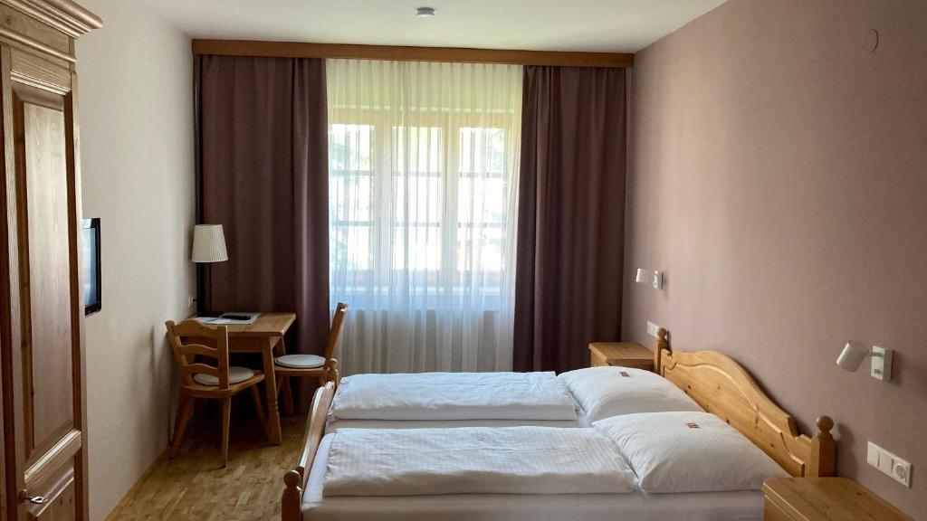 Postel nebo postele na pokoji v ubytování Zöchbauer Gästehaus - Hotel Garni