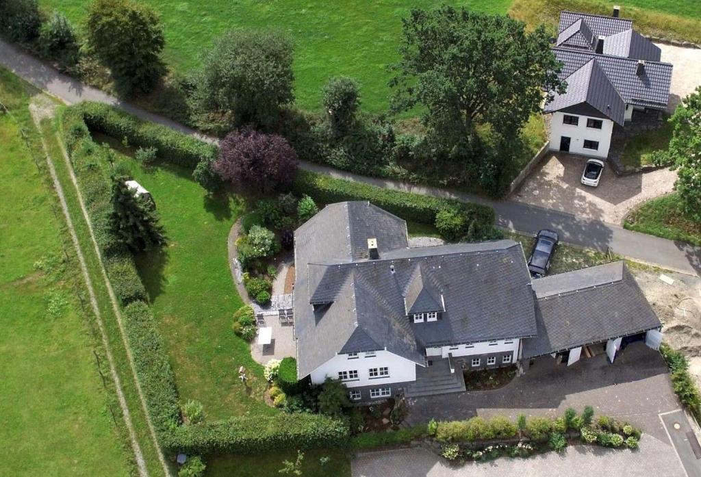 eine Luftansicht eines Hauses mit Hof in der Unterkunft Villa Vahl in Schmallenberg