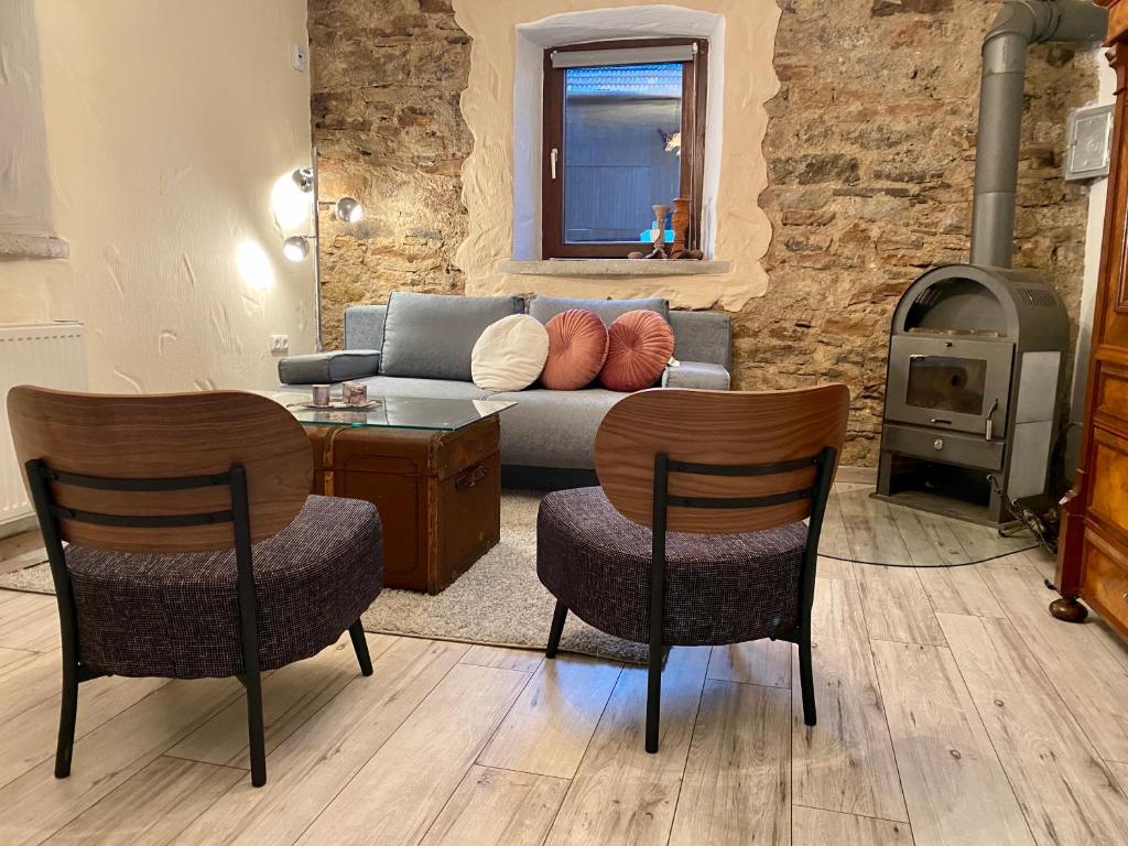 Eifelstein, Apartment mit Whirlpool und Ofen tesisinde lounge veya bar alanı