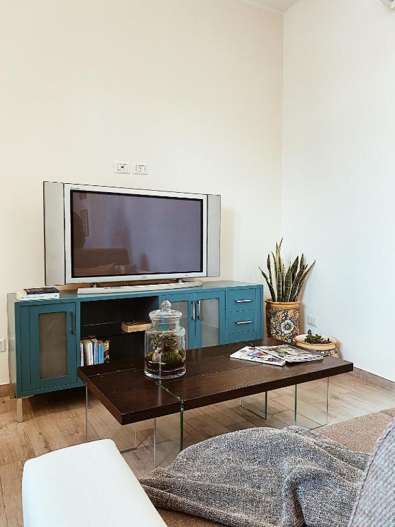 a living room with a tv and a coffee table at La casetta al maneggio in Catania