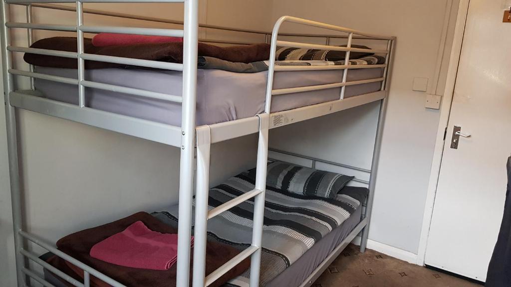 Palanda nebo palandy na pokoji v ubytování Hour Glass Hotel