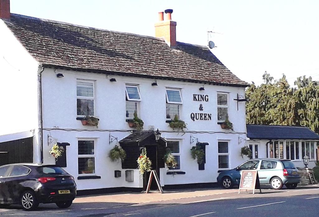 a white building with a king and queen sign in front of it at The King & Queen in Longcot