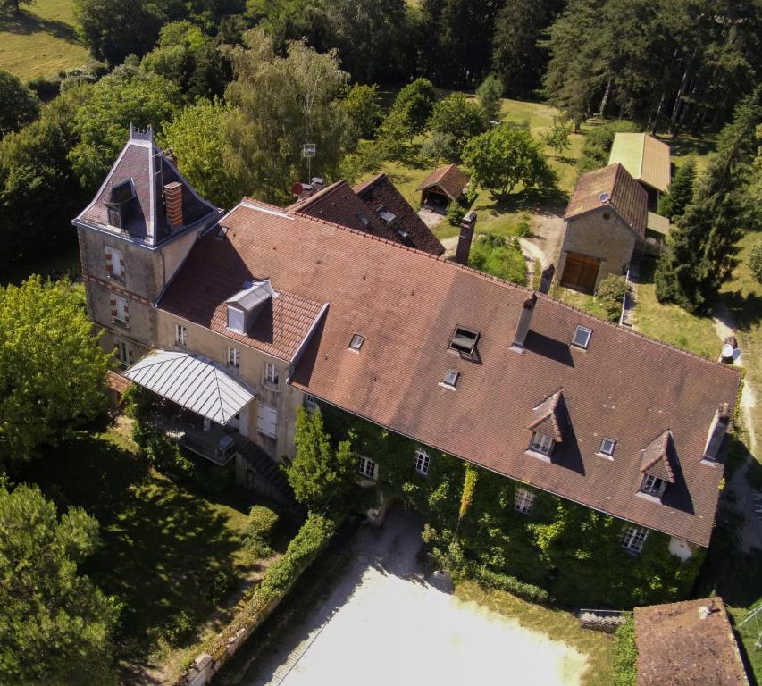 an aerial view of a large house with a pool at Gîte du château de Feschaux, Jura in Villeneuve-sous-Pymont